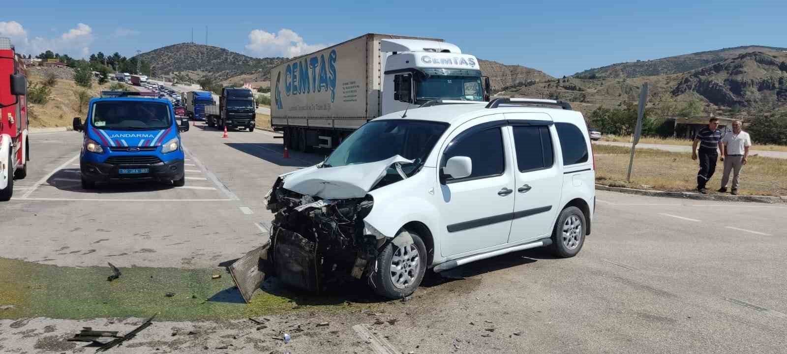 Amasya’da 2 kamyonet çarpıştı: 4 yaralı
