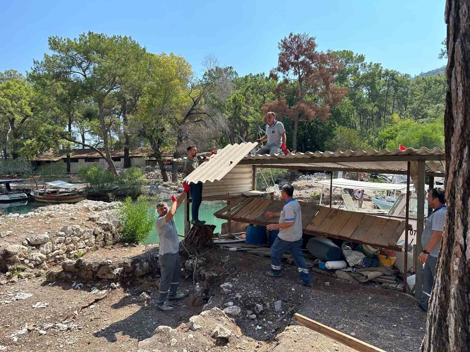 Kemer Balıkçı Barınağı’ndaki kaçak yapılar kaldırıldı
