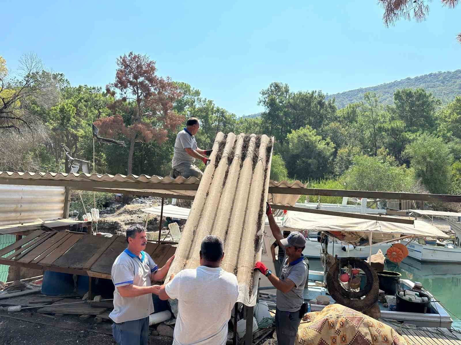 Kemer Balıkçı Barınağı’ndaki kaçak yapılar kaldırıldı
