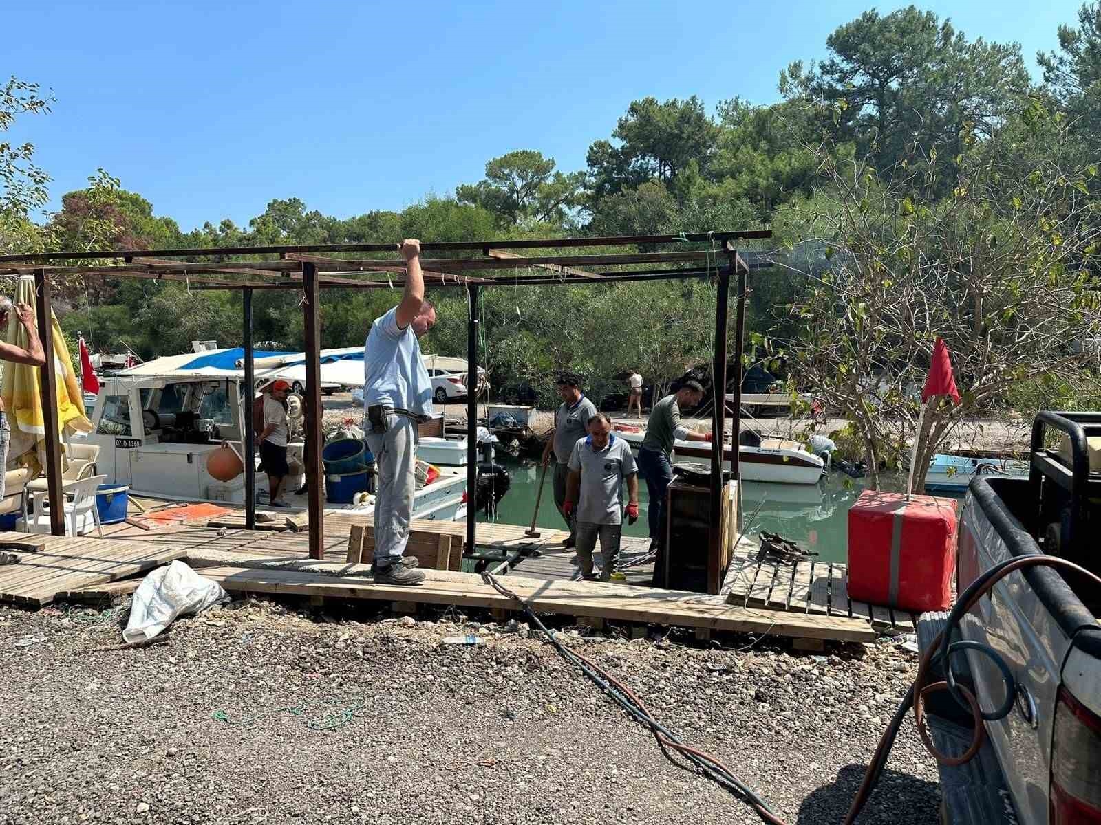 Kemer Balıkçı Barınağı’ndaki kaçak yapılar kaldırıldı
