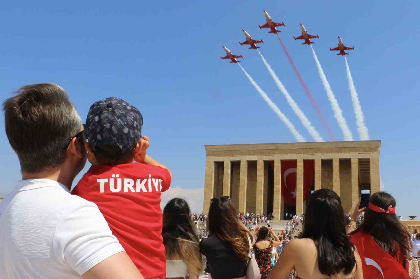 Türk Yıldızları’ndan 30 Ağustos’a özel Anıtkabir saygı uçuşu
