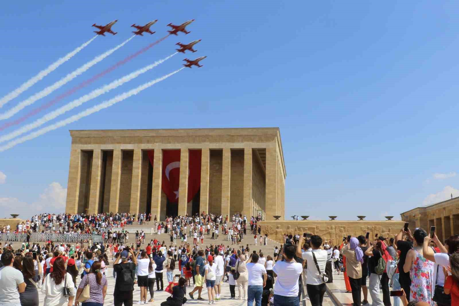 Türk Yıldızları’ndan 30 Ağustos’a özel Anıtkabir saygı uçuşu
