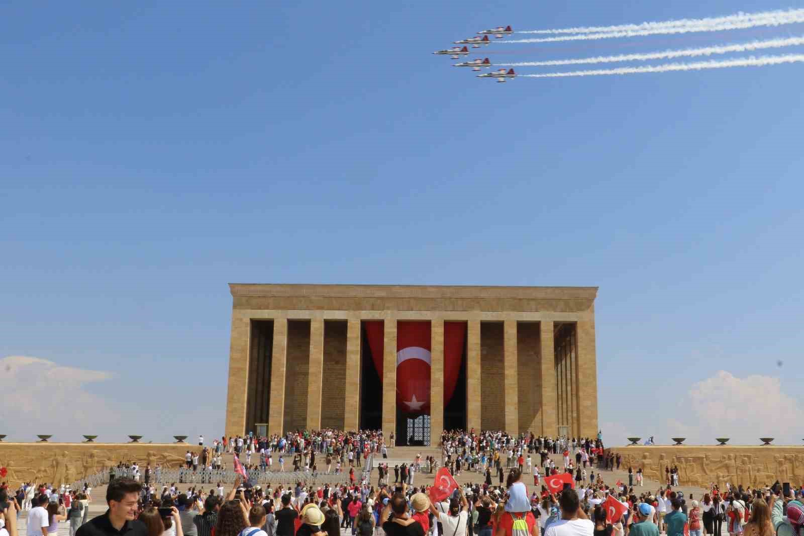 Türk Yıldızları’ndan 30 Ağustos’a özel Anıtkabir saygı uçuşu
