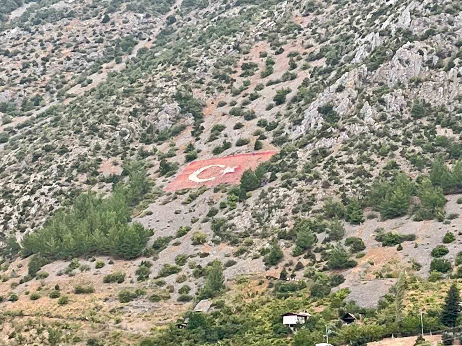 Saimbeyli’de ki dev Türk Bayrağı yeniden ihtişamına kavuştu
