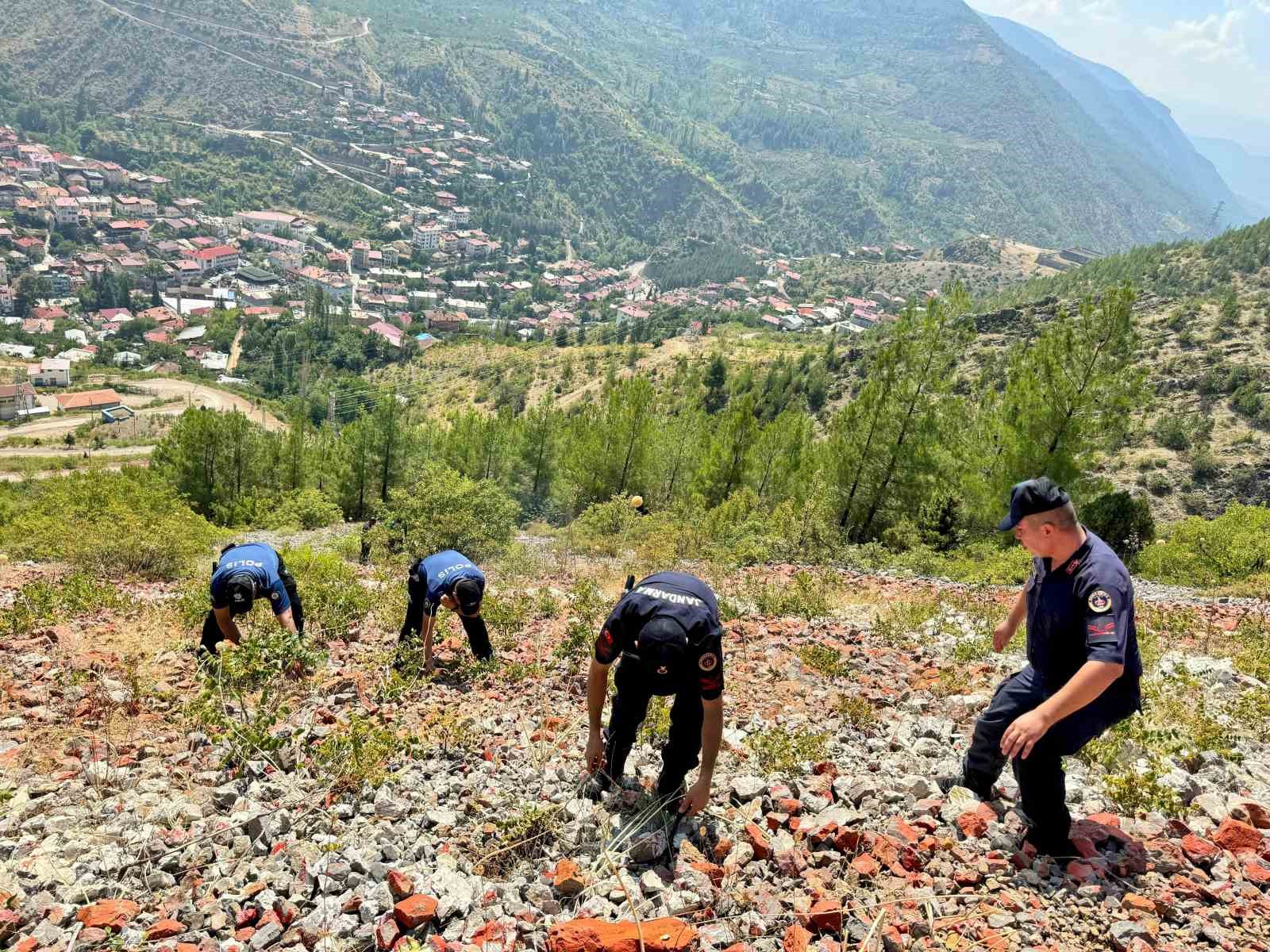 Saimbeyli’de ki dev Türk Bayrağı yeniden ihtişamına kavuştu
