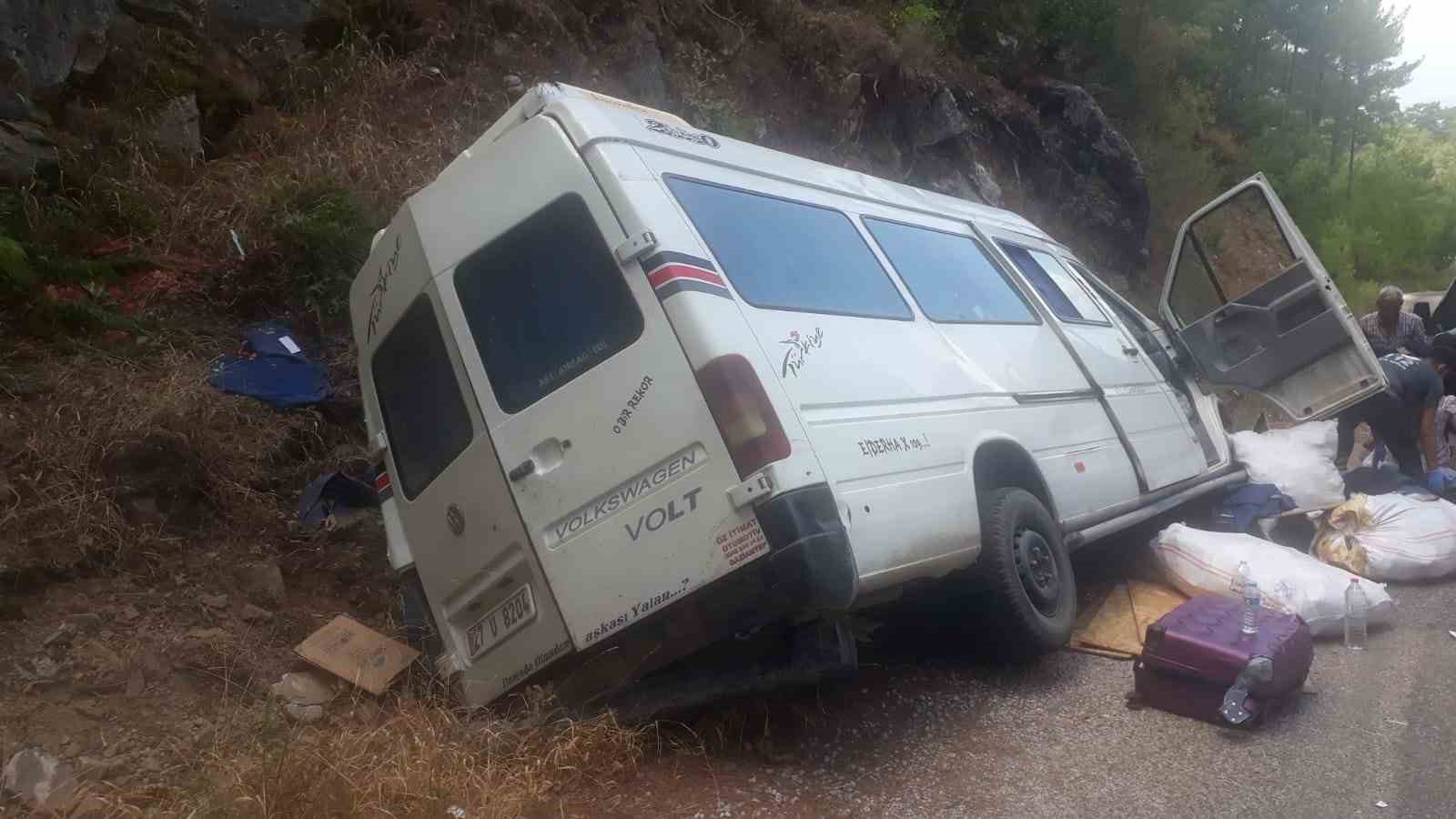 Alanya’da freni boşalan minibüs kayaya çarpıp devrildi: 3’ü çocuk 6 yaralı
