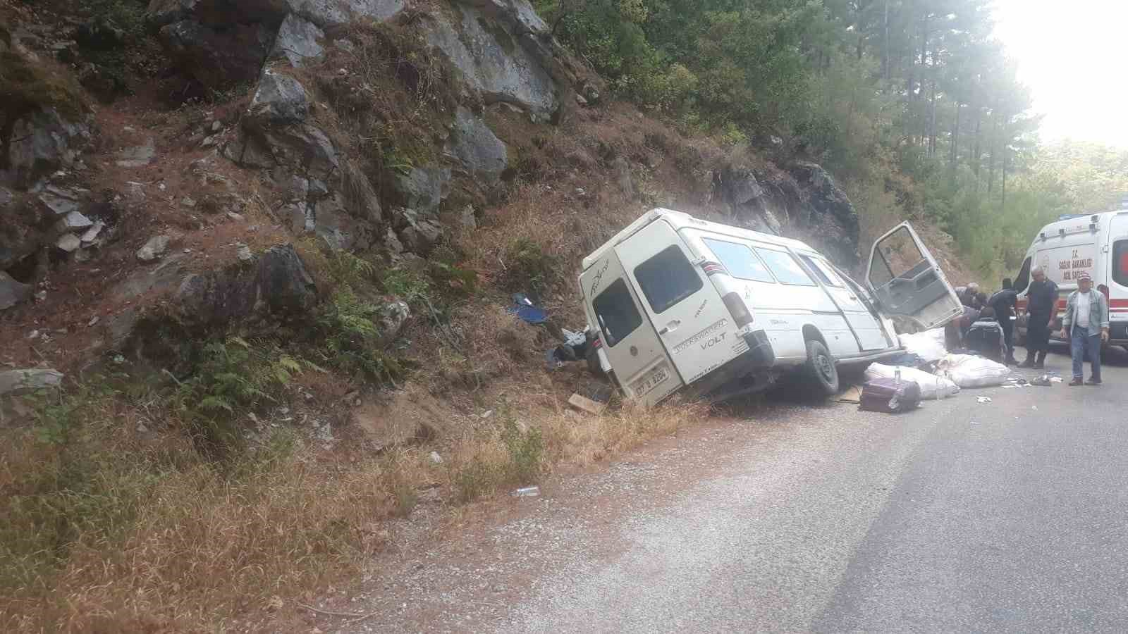 Alanya’da freni boşalan minibüs kayaya çarpıp devrildi: 3’ü çocuk 6 yaralı
