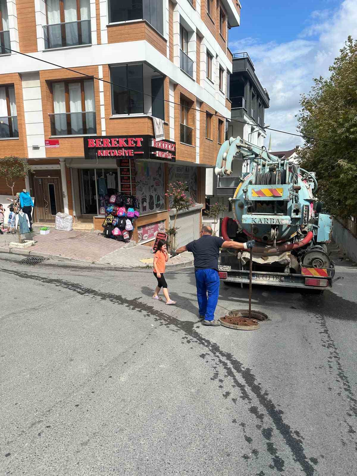 Arnavutköy’de kanalizasyon taşınca yaşlı çiftin evini lağım suyu bastı
