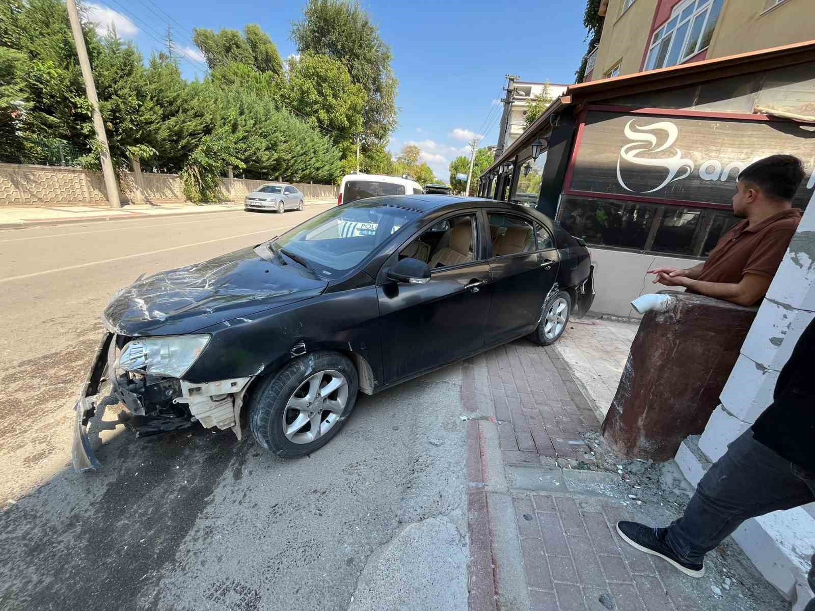 Bursa’da kontrolden çıkan otomobil önce araca, sonra 2 kafeye çarptı
