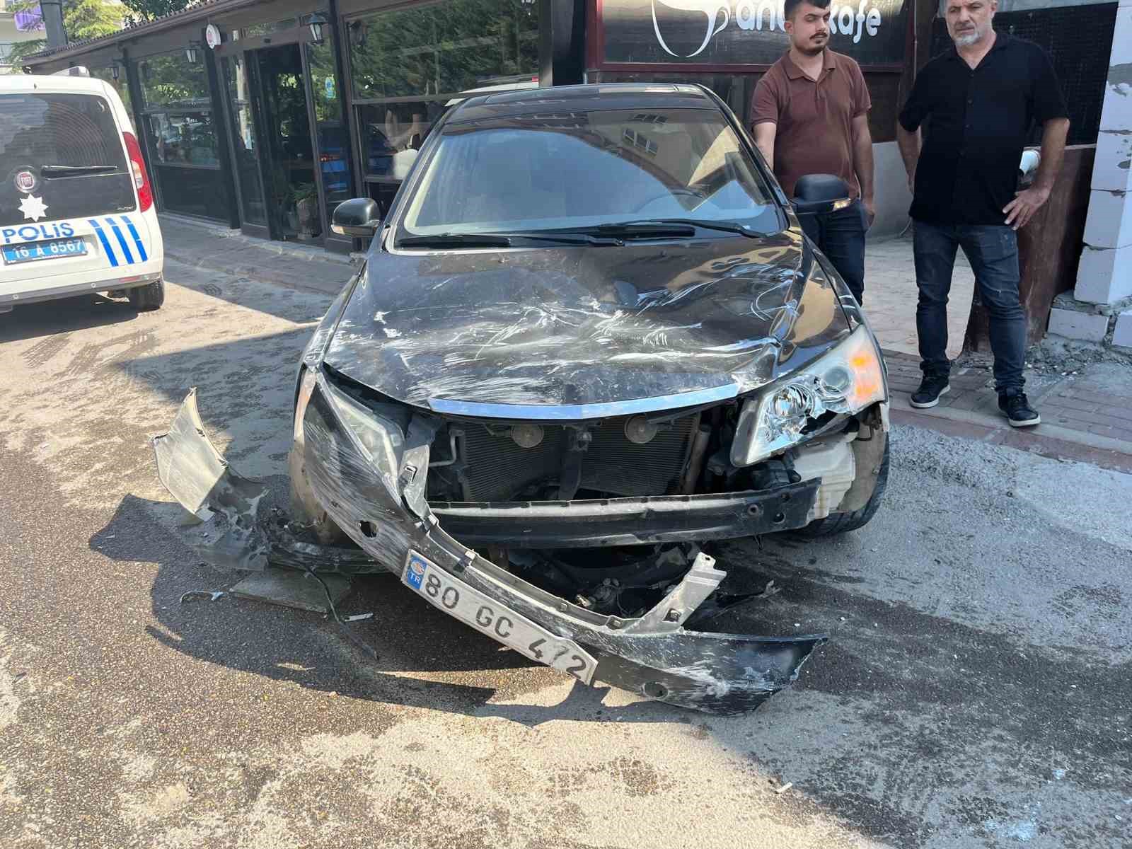 Bursa’da kontrolden çıkan otomobil önce araca, sonra 2 kafeye çarptı
