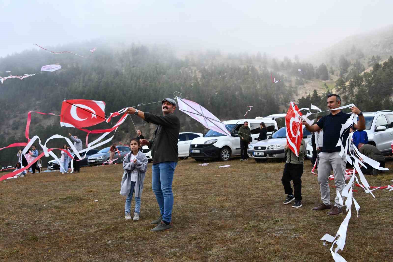 Gümüşhane’de Zafer Bayramı’na özel uçurtma şenliği düzenlendi
