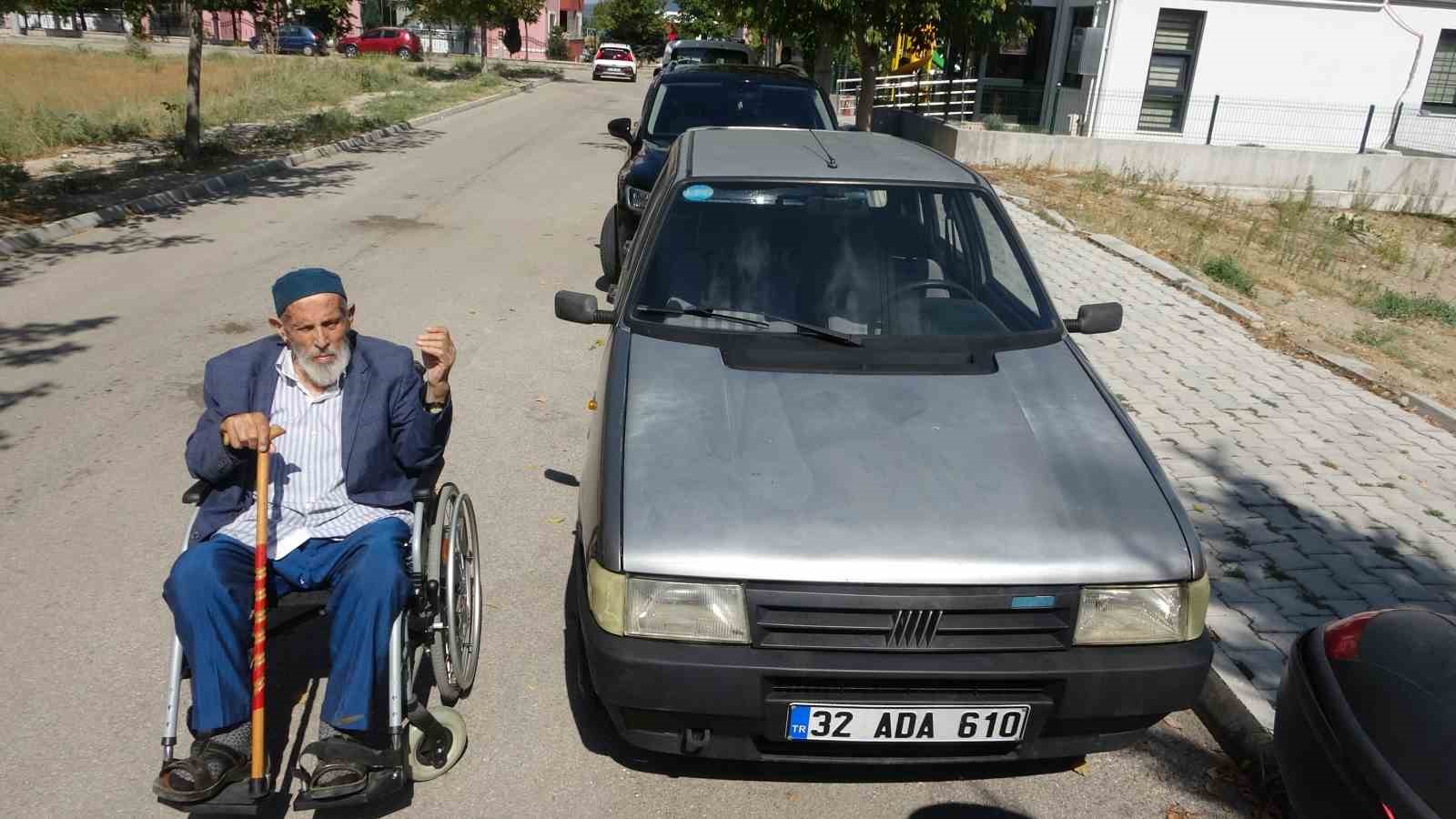 Isparta’da yalnız yaşayan Kadir amca, otomobilini şehit ve gaziler derneğine bağışladı
