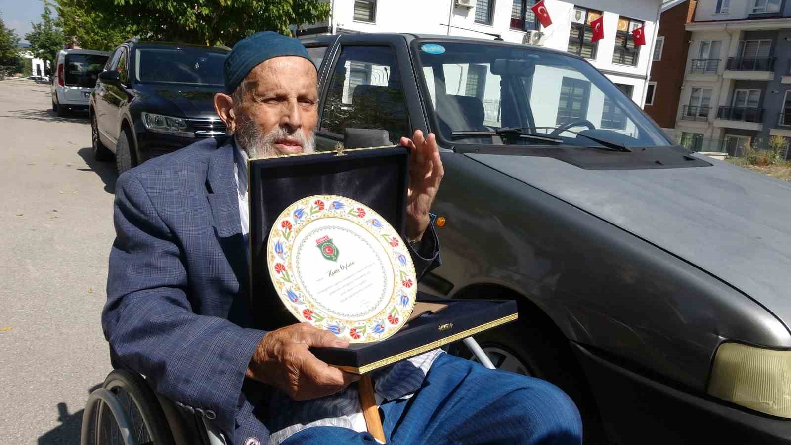 Isparta’da yalnız yaşayan Kadir amca, otomobilini şehit ve gaziler derneğine bağışladı
