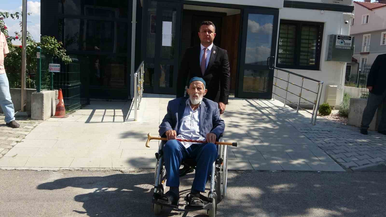 Isparta’da yalnız yaşayan Kadir amca, otomobilini şehit ve gaziler derneğine bağışladı
