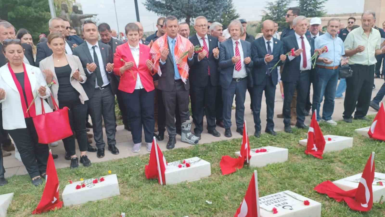 CHP Genel Başkanı Özgür Özel, Dumlupınar Şehitliği’ni ziyaret etti
