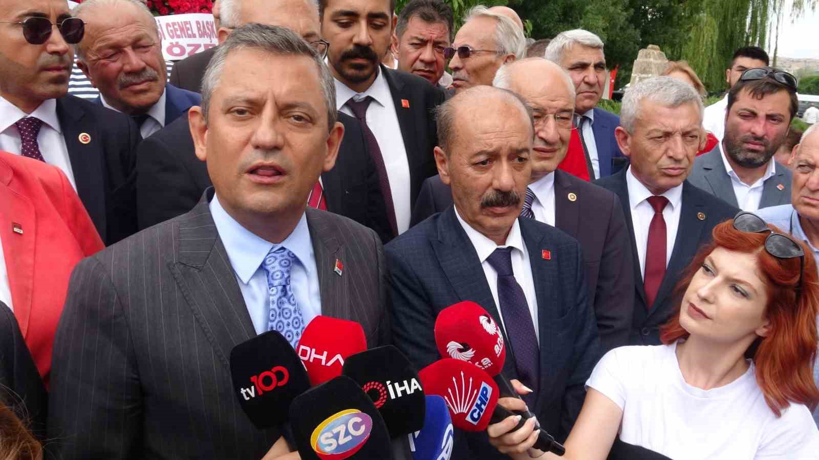 CHP Genel Başkanı Özgür Özel, Dumlupınar Şehitliği’ni ziyaret etti
