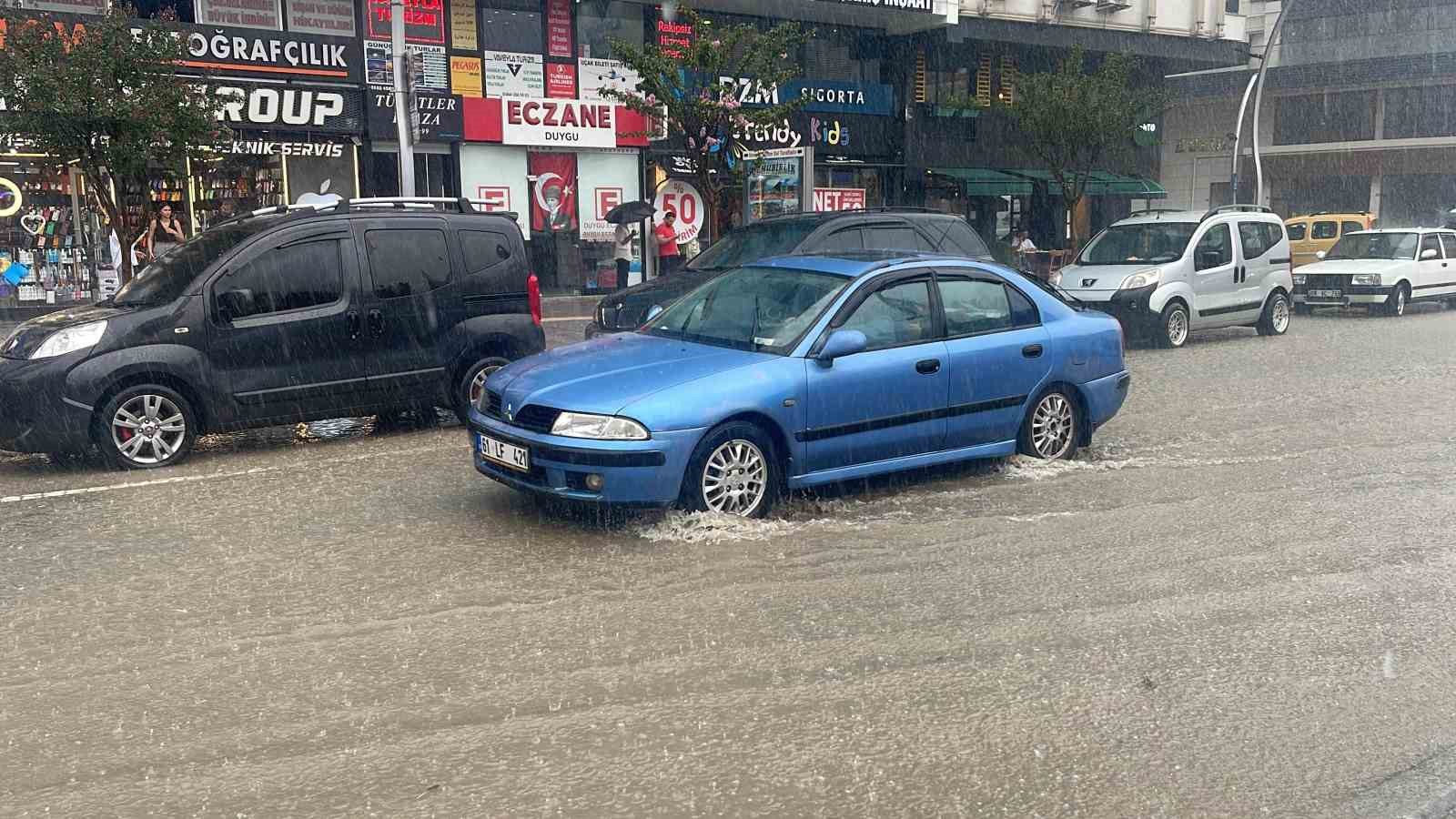 Rize’de şiddetli yağmurda cadde ve sokaklar göle döndü
