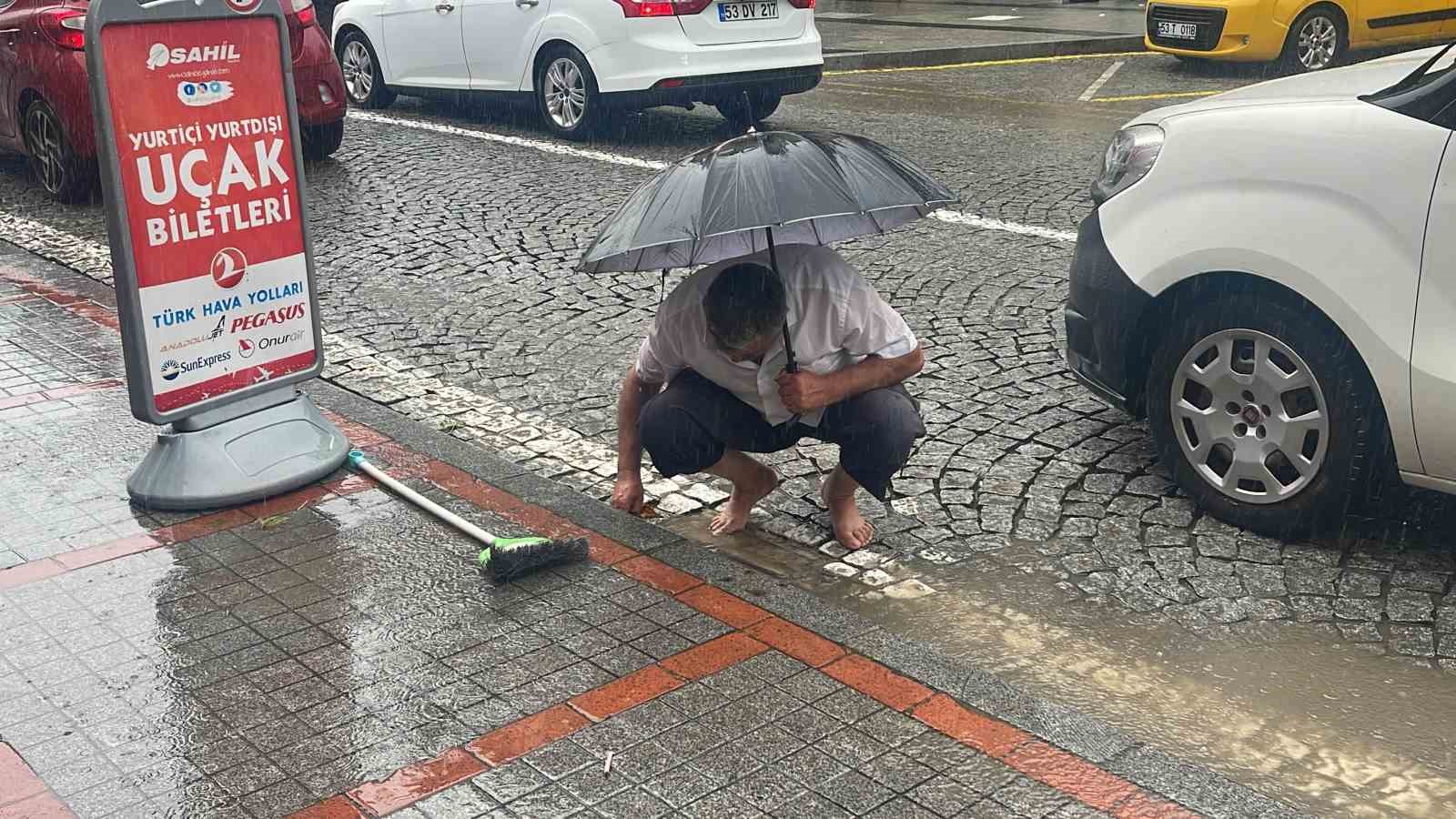 Rize’de şiddetli yağmurda cadde ve sokaklar göle döndü
