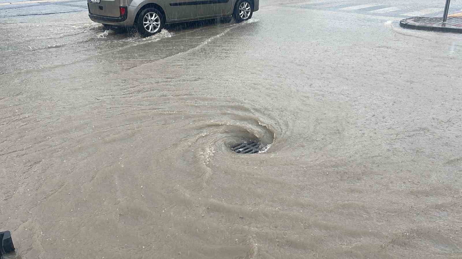 Rize’de şiddetli yağmurda cadde ve sokaklar göle döndü
