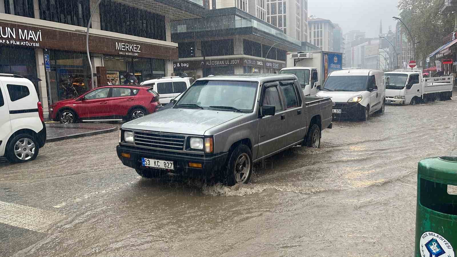 Rize’de şiddetli yağmurda cadde ve sokaklar göle döndü
