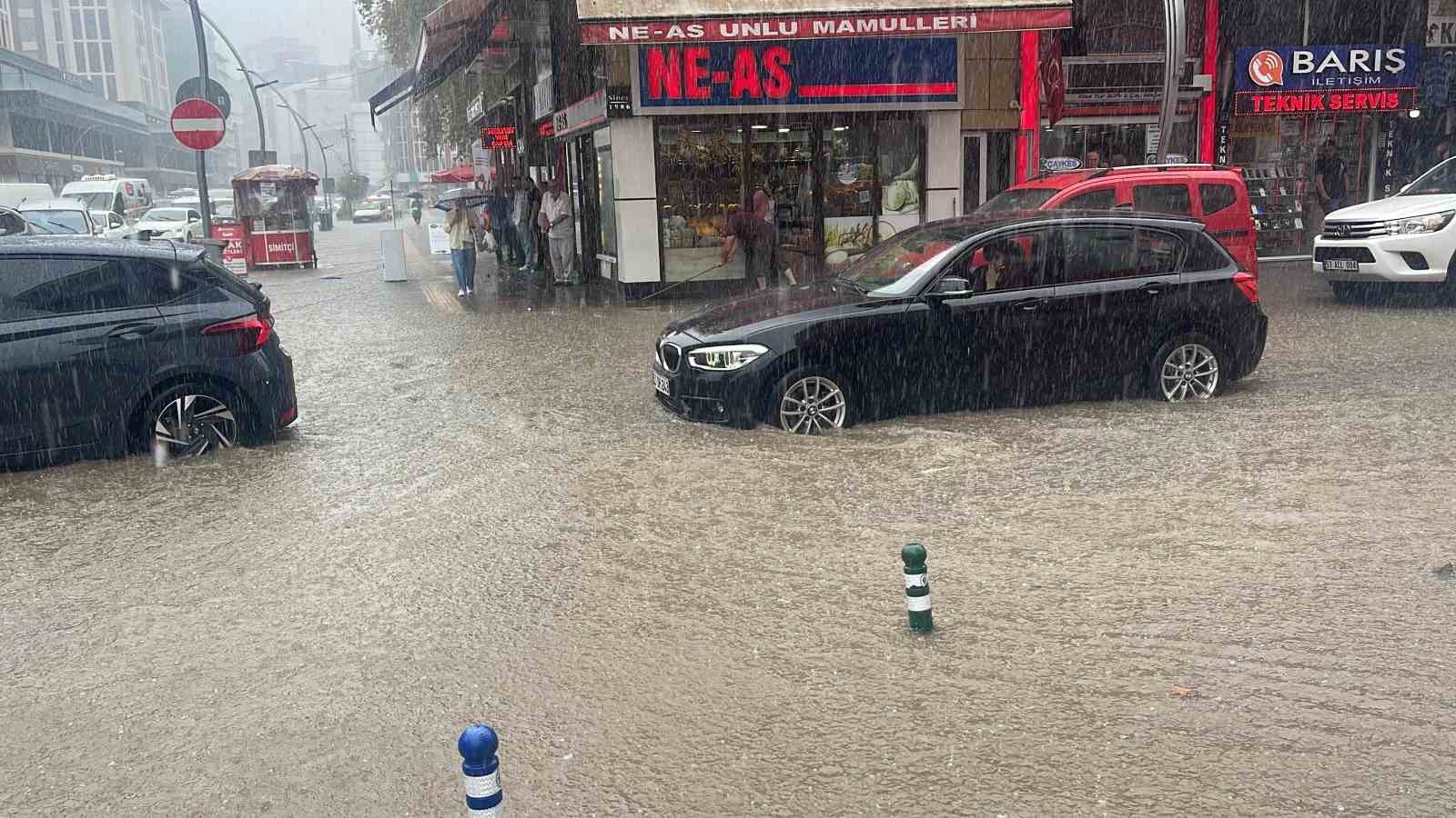 Rize’de şiddetli yağmurda cadde ve sokaklar göle döndü
