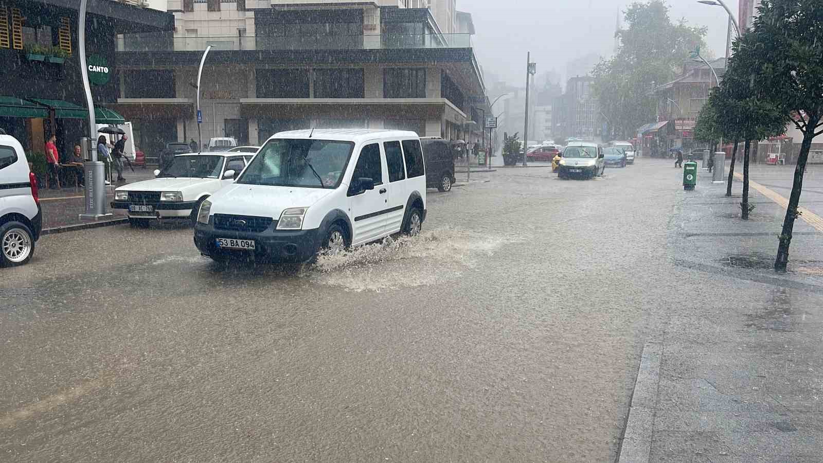 Rize’de şiddetli yağmurda cadde ve sokaklar göle döndü
