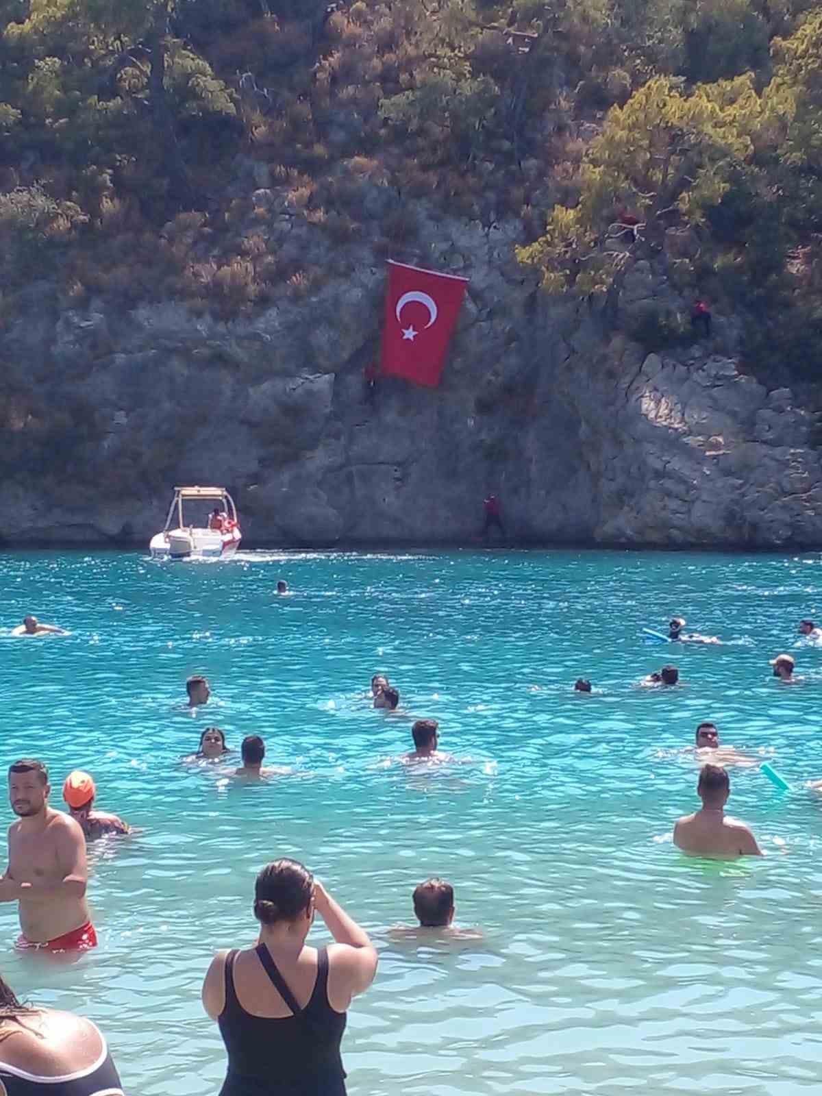 Türk Bayrağı denizde, havada ve karada dalgalandı
