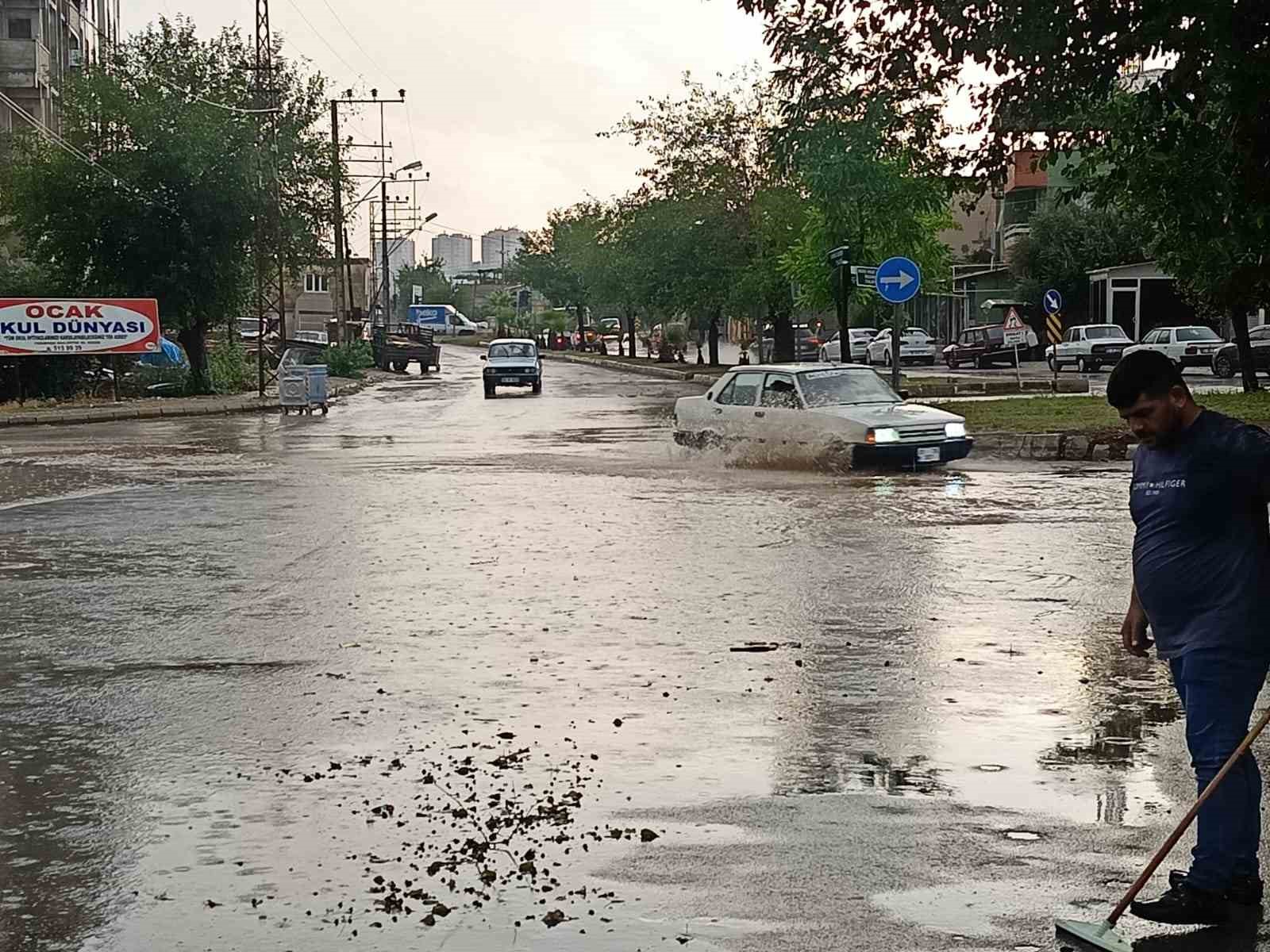 Kozan’da 1 saat yağan yağmur hayatı felç etti
