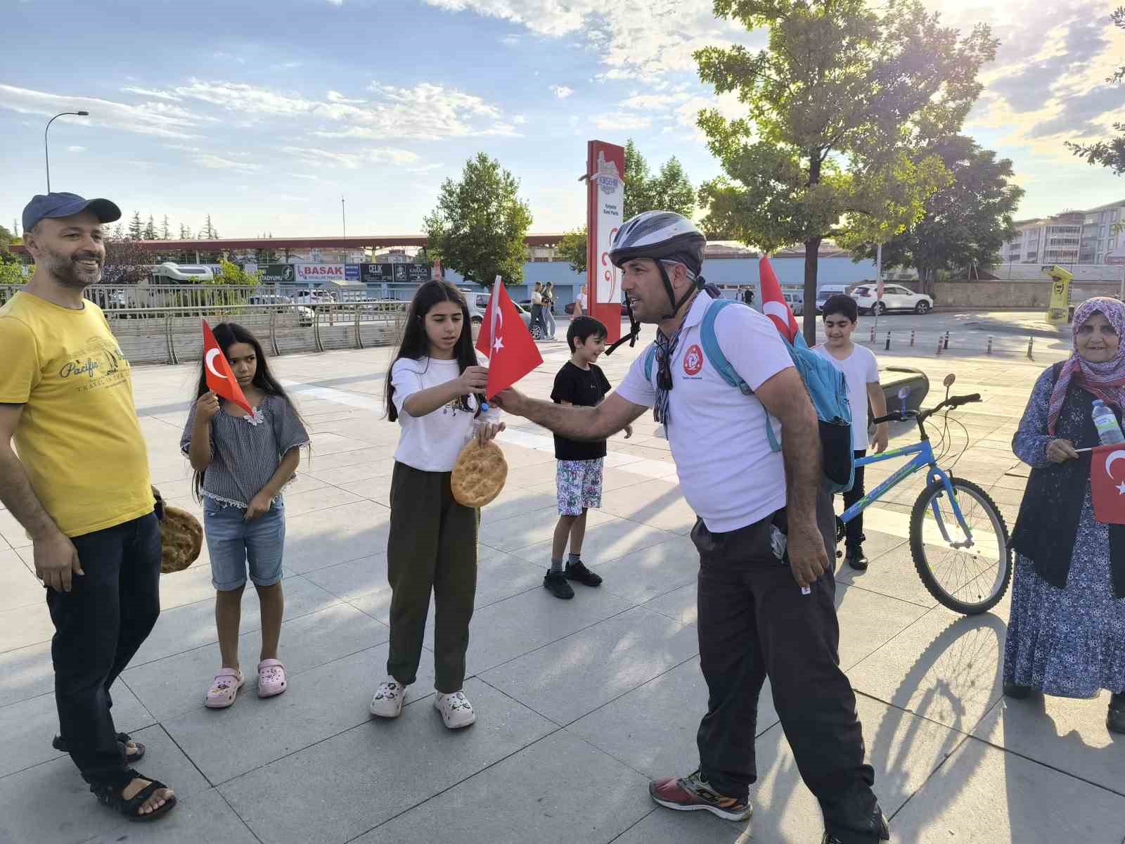 Askerlerin cephede tükettiği kuru ekmeği yaptırıp dağıttılar
