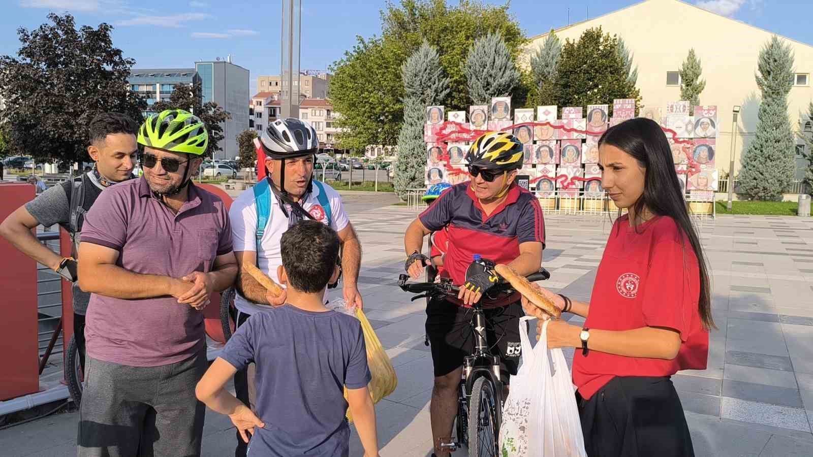 Askerlerin cephede tükettiği kuru ekmeği yaptırıp dağıttılar
