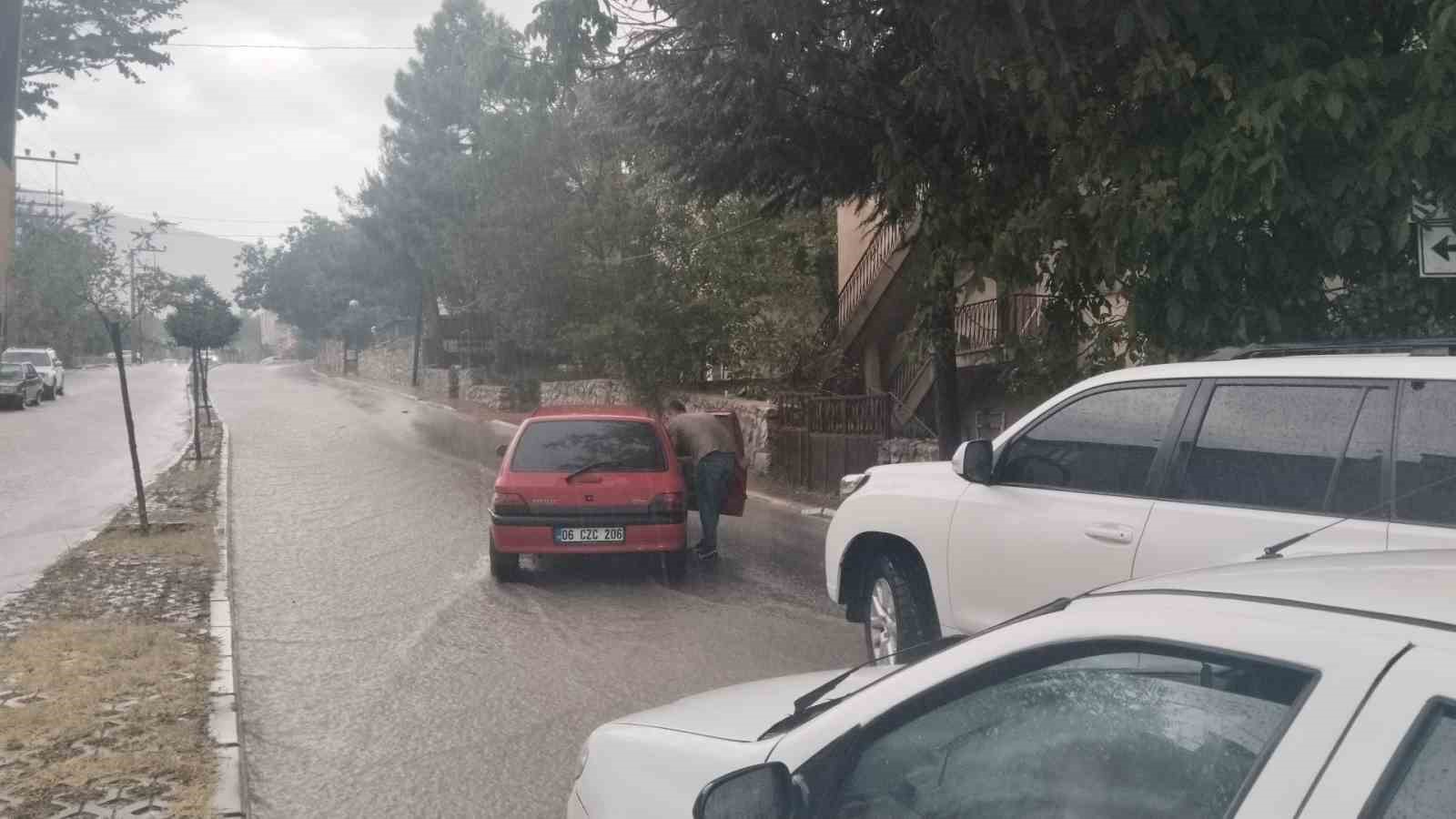 Karabük’te sağanak hayatı felç etti, yollar dere yataklarına döndü
