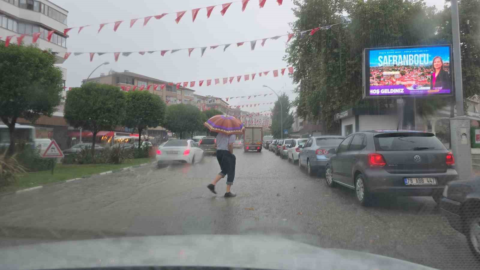 Karabük’te sağanak hayatı felç etti, yollar dere yataklarına döndü
