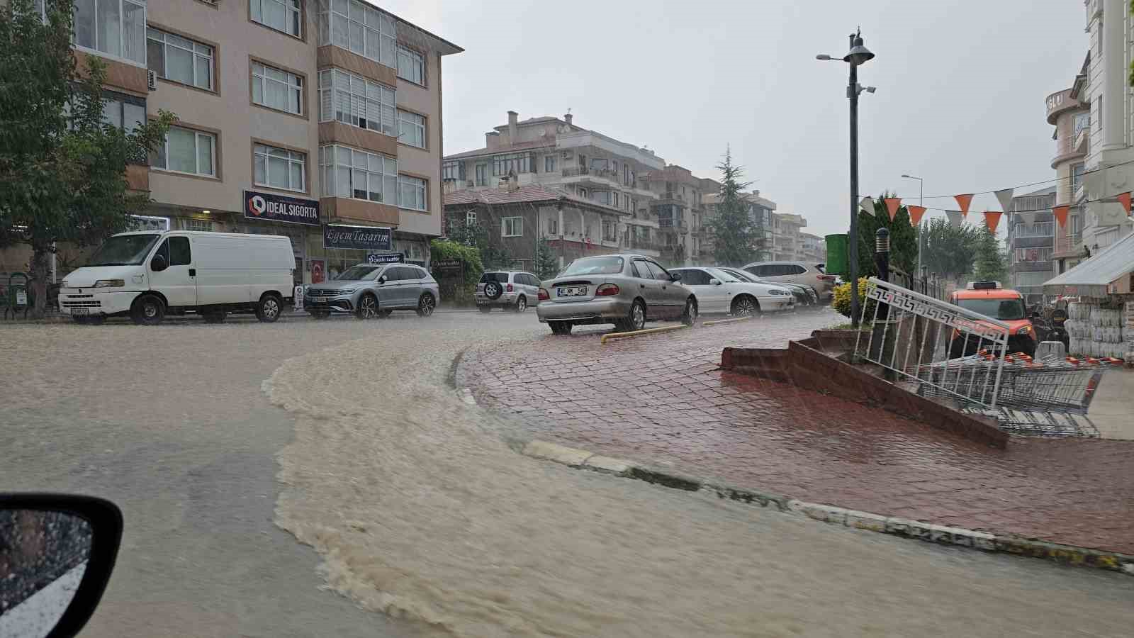 Karabük’te sağanak hayatı felç etti, yollar dere yataklarına döndü
