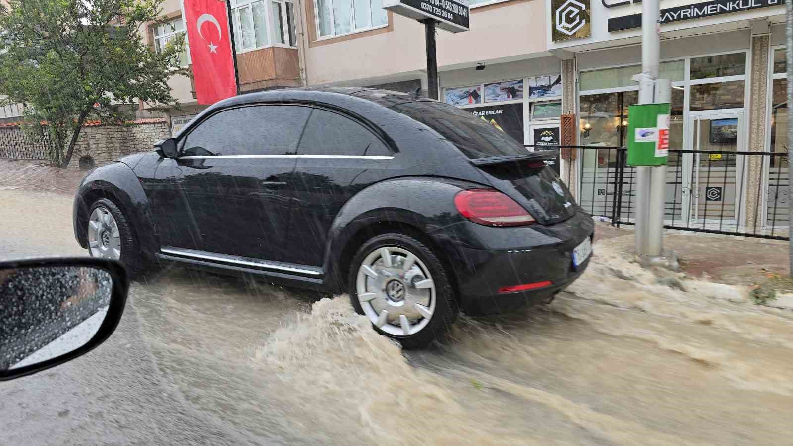 Karabük’te sağanak hayatı felç etti, yollar dere yataklarına döndü
