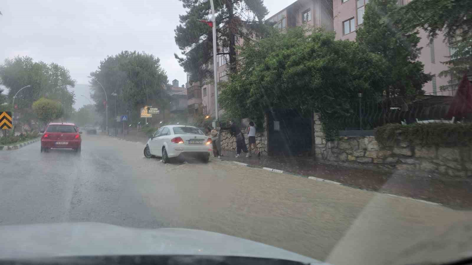 Karabük’te sağanak hayatı felç etti, yollar dere yataklarına döndü
