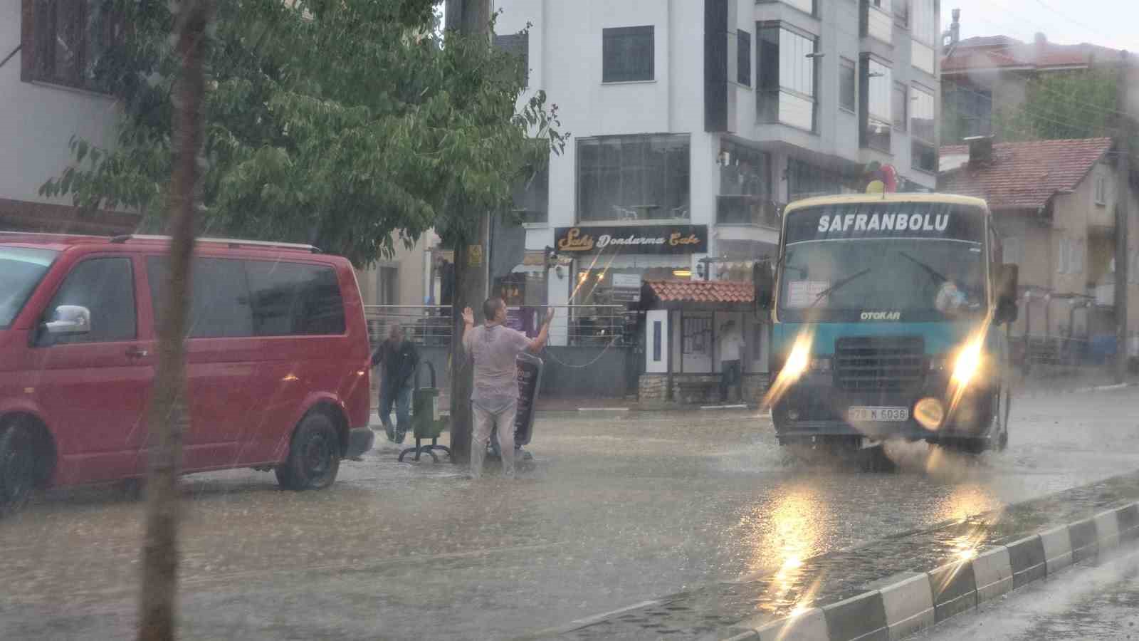 Karabük’te sağanak hayatı felç etti, yollar dere yataklarına döndü
