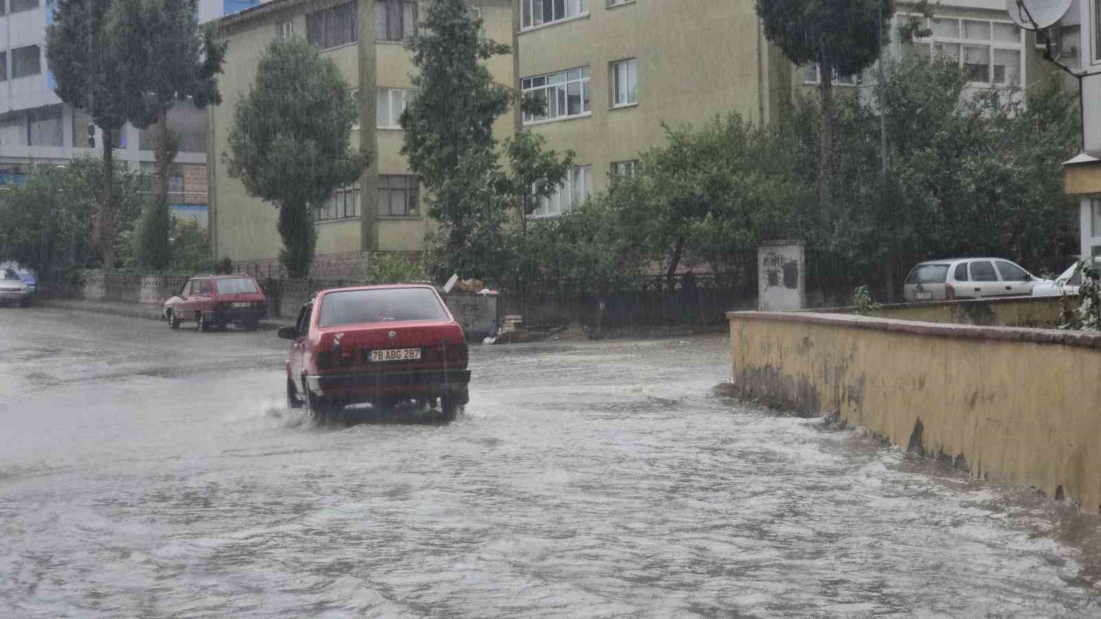 Karabük’te sağanak hayatı felç etti, yollar dere yataklarına döndü
