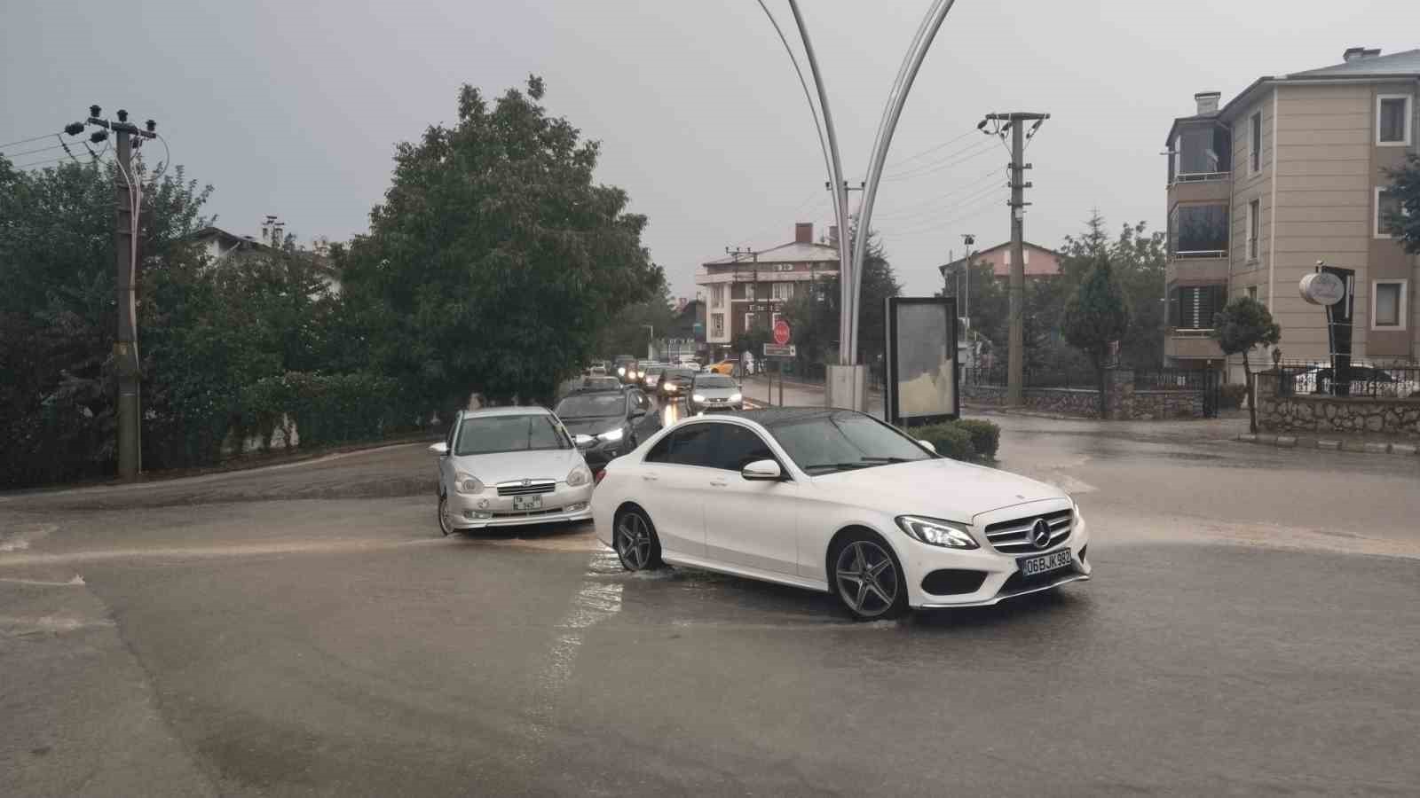 Karabük’te sağanak hayatı felç etti, yollar dere yataklarına döndü
