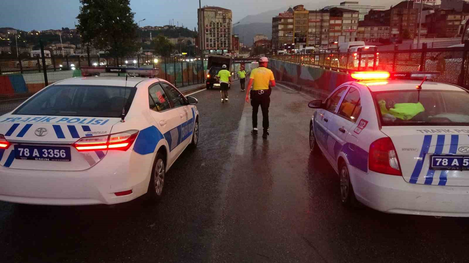 Karabük’te sağanak hayatı felç etti, yollar dere yataklarına döndü
