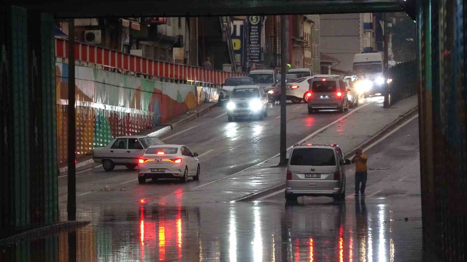 Karabük’te sağanak hayatı felç etti, yollar dere yataklarına döndü
