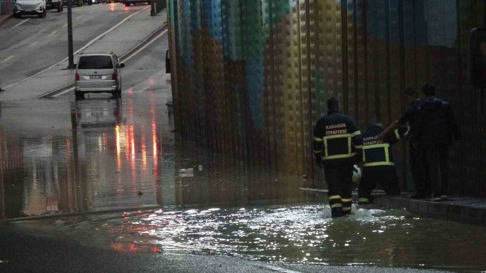 Karabük’te sağanak hayatı felç etti, yollar dere yataklarına döndü
