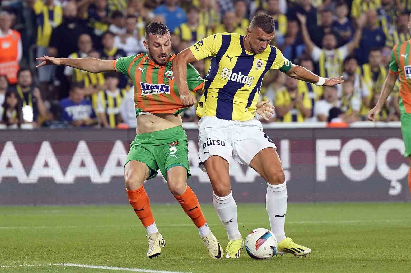 Trendyol Süper Lig: Fenerbahçe: 1 - Alanyaspor: 0 (İlk yarı)
