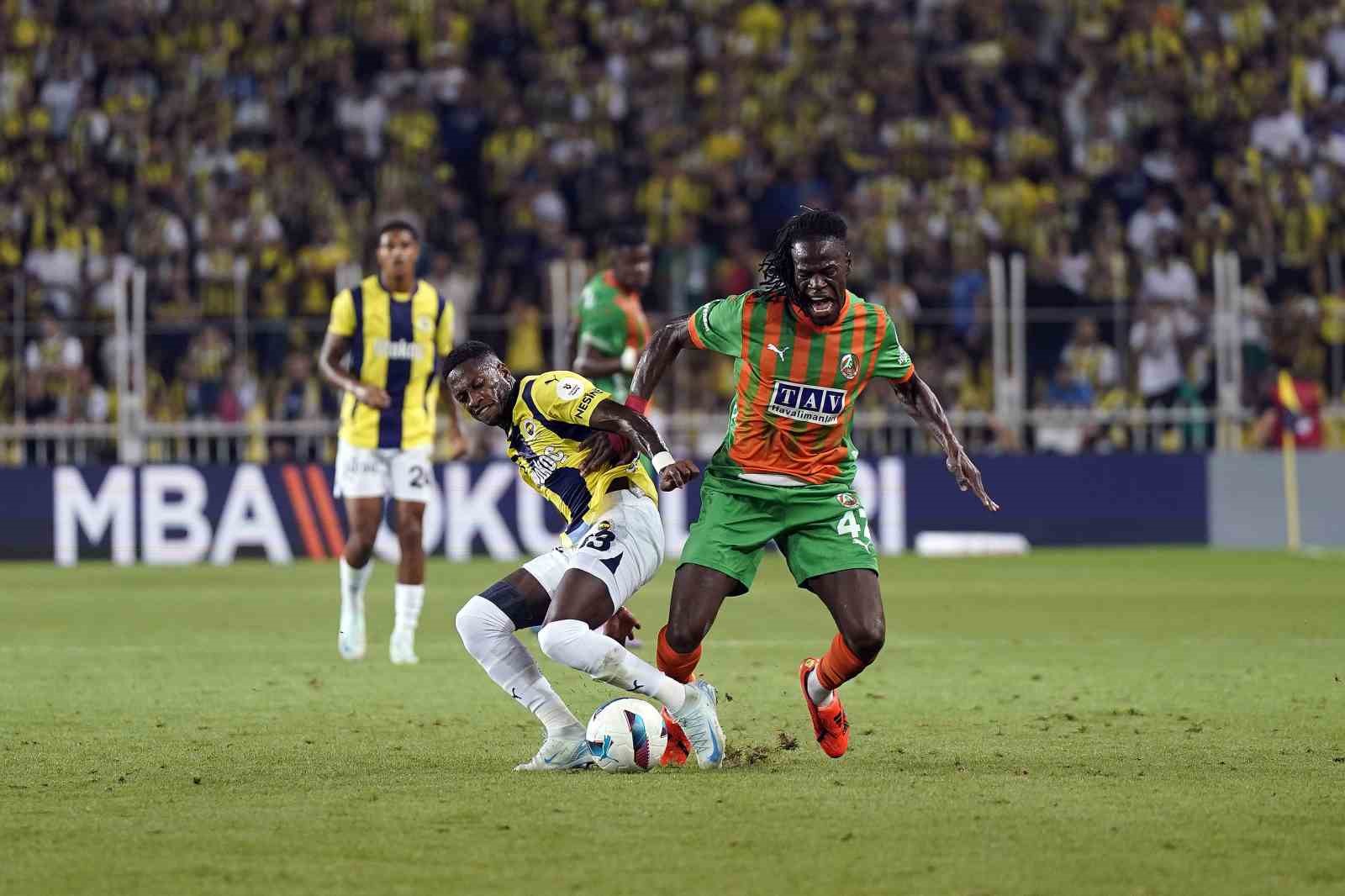 Trendyol Süper Lig: Fenerbahçe: 1 - Alanyaspor: 0 (İlk yarı)
