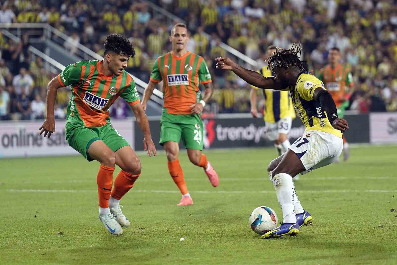 Trendyol Süper Lig: Fenerbahçe: 1 - Alanyaspor: 0 (İlk yarı)
