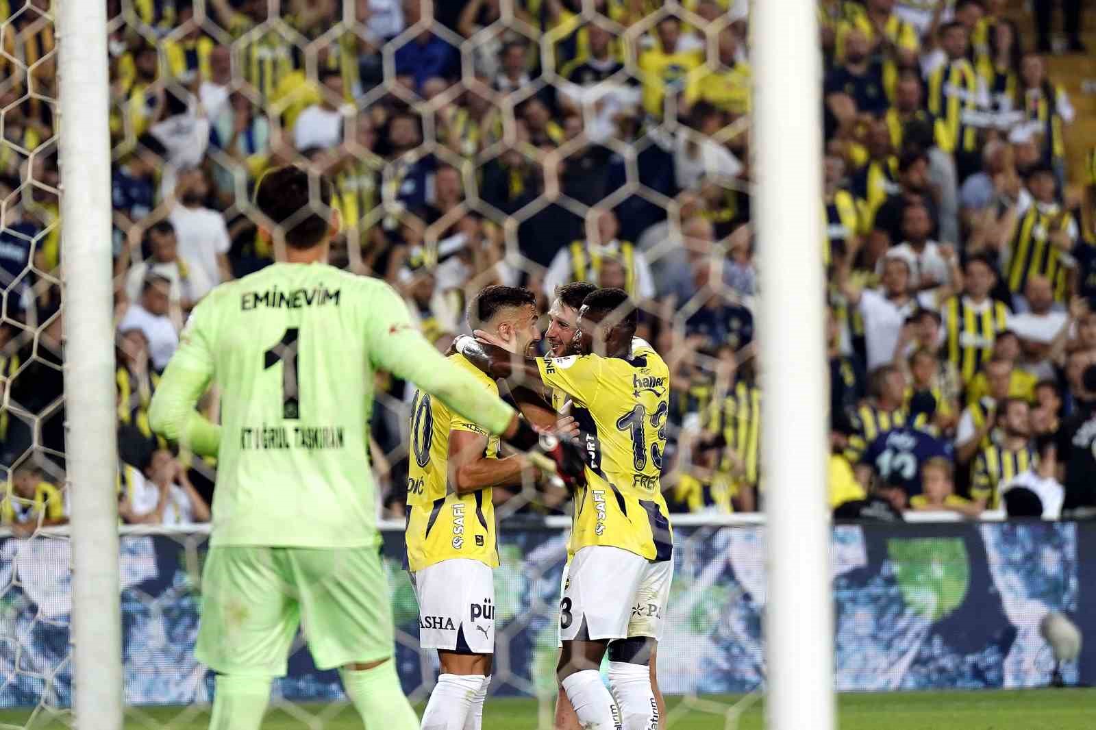 Trendyol Süper Lig: Fenerbahçe: 1 - Alanyaspor: 0 (İlk yarı)
