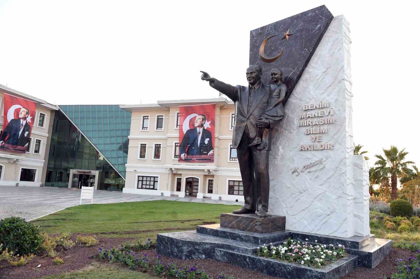 Osmangazi Belediyesi Zafer Bayramı’nı Atatürk Anıtı ile taçlandırdı
