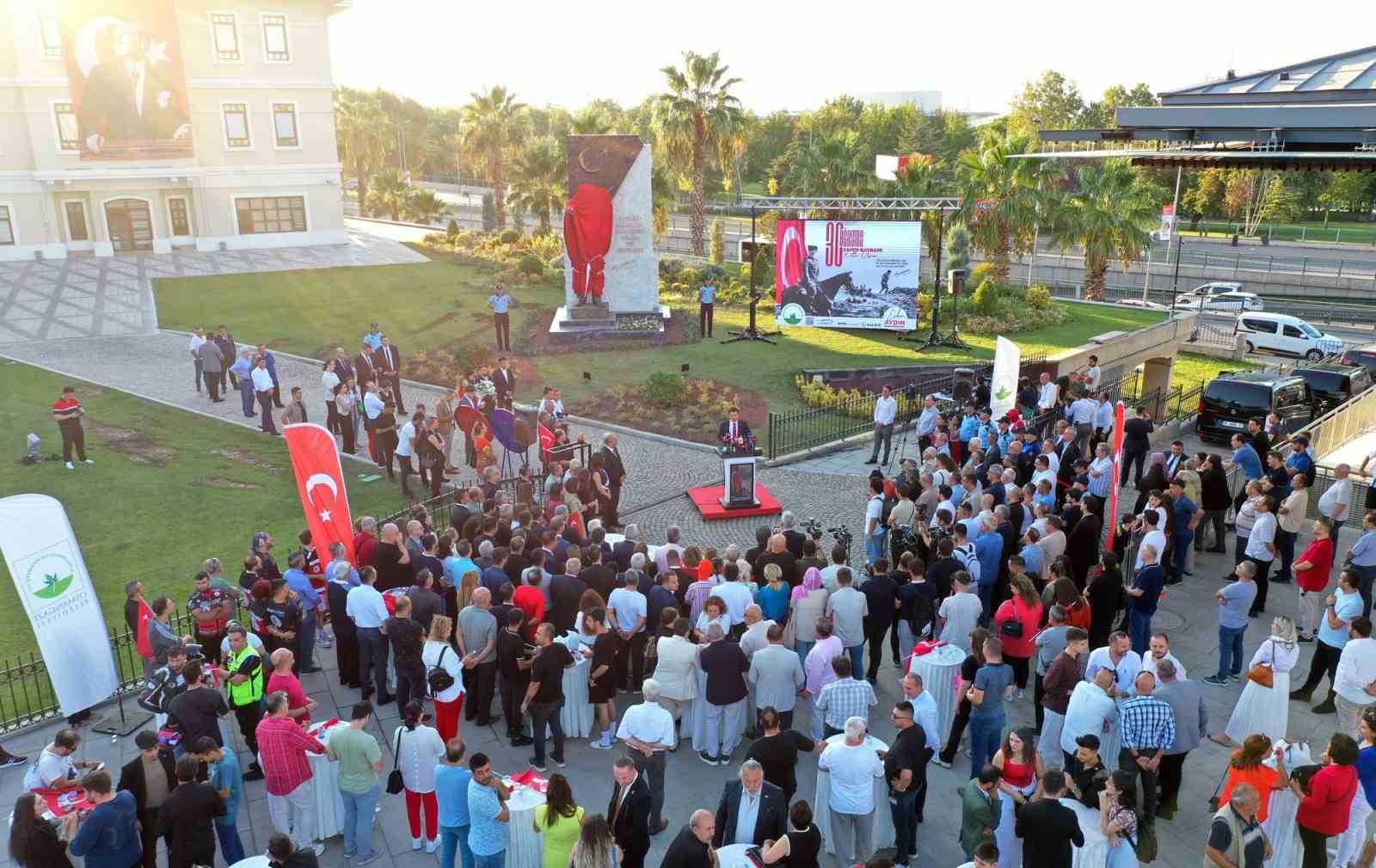 Osmangazi Belediyesi Zafer Bayramı’nı Atatürk Anıtı ile taçlandırdı
