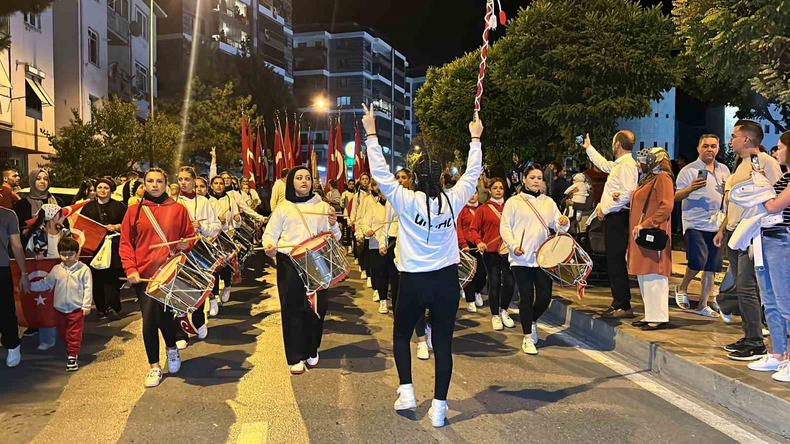 Uşak’ta Zafer Bayramı coşkusu fener alayı ile sürdü
