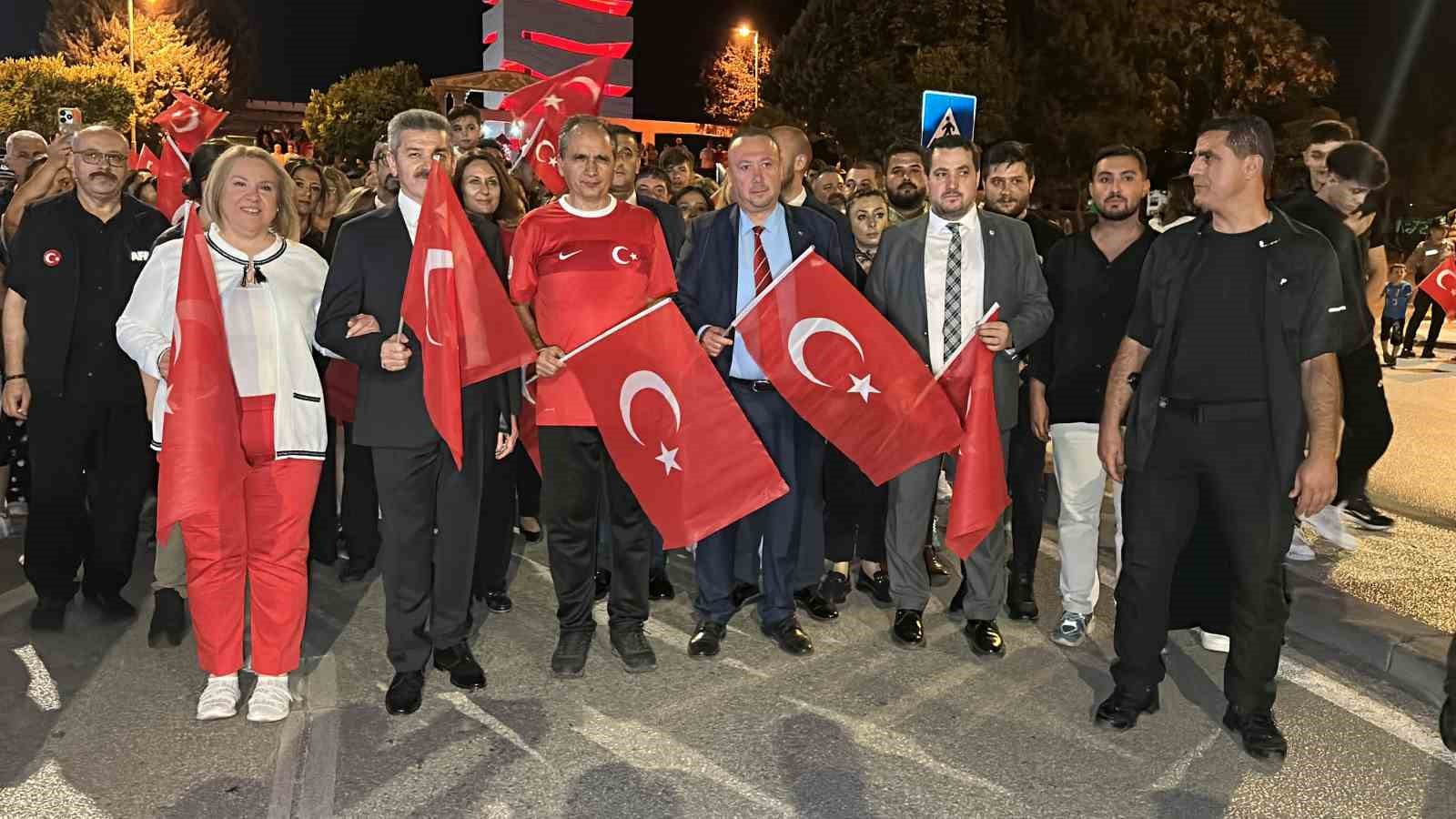 Uşak’ta Zafer Bayramı coşkusu fener alayı ile sürdü
