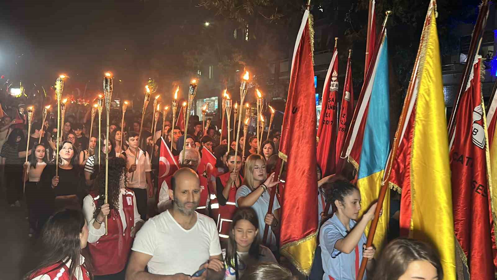 Uşak’ta Zafer Bayramı coşkusu fener alayı ile sürdü
